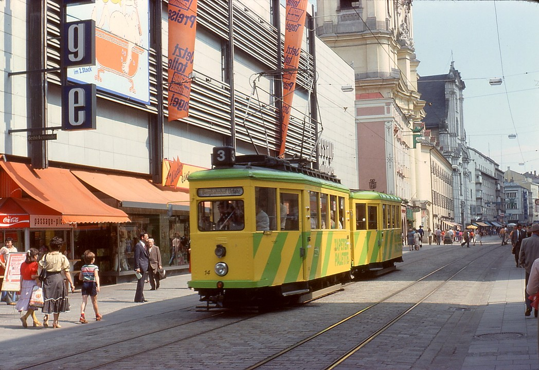 Straßenbahn und autofreier Straßenraum in Linz